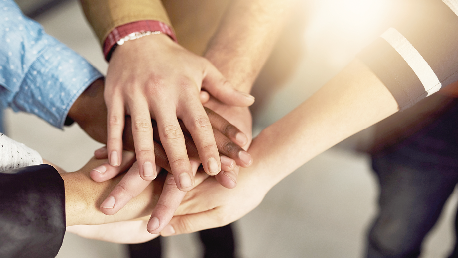 广泛开展事业并创造协同效应